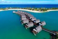 Fiji Marriott Resort Momi Bay occupies prime position by the coast, looking out towards the Mamanuca Islands. 